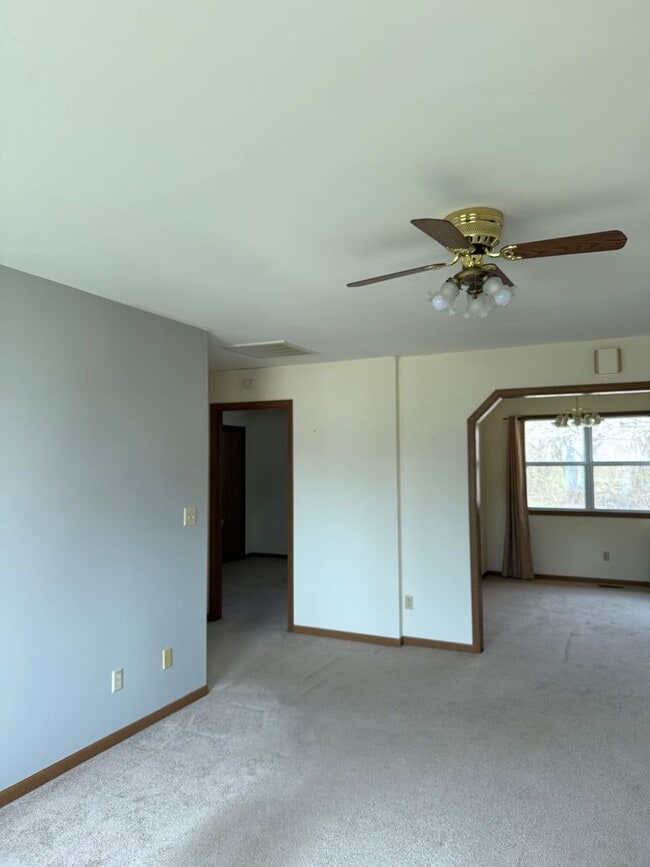 Building Photo - 2 bedroom 1 bathroom house