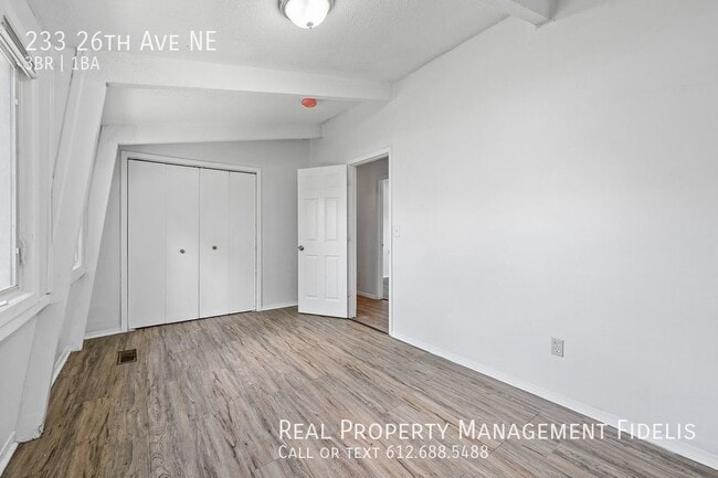 Building Photo - 233 26th Ave NE