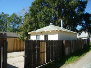 Building Photo - Cute Private Studio!!