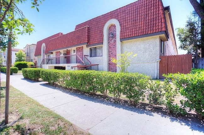 Building Photo - 630 E Garfield Ave