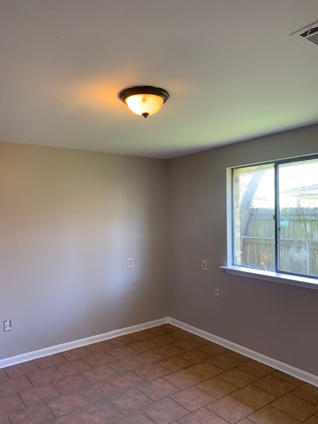 Building Photo - 8710 Dinkins St