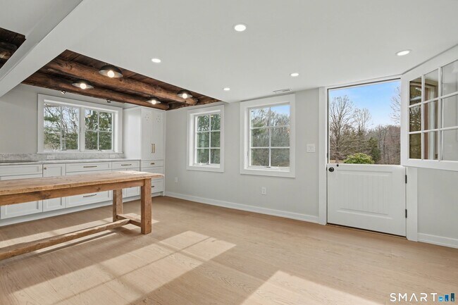 Building Photo - 42 Picketts Ridge Rd