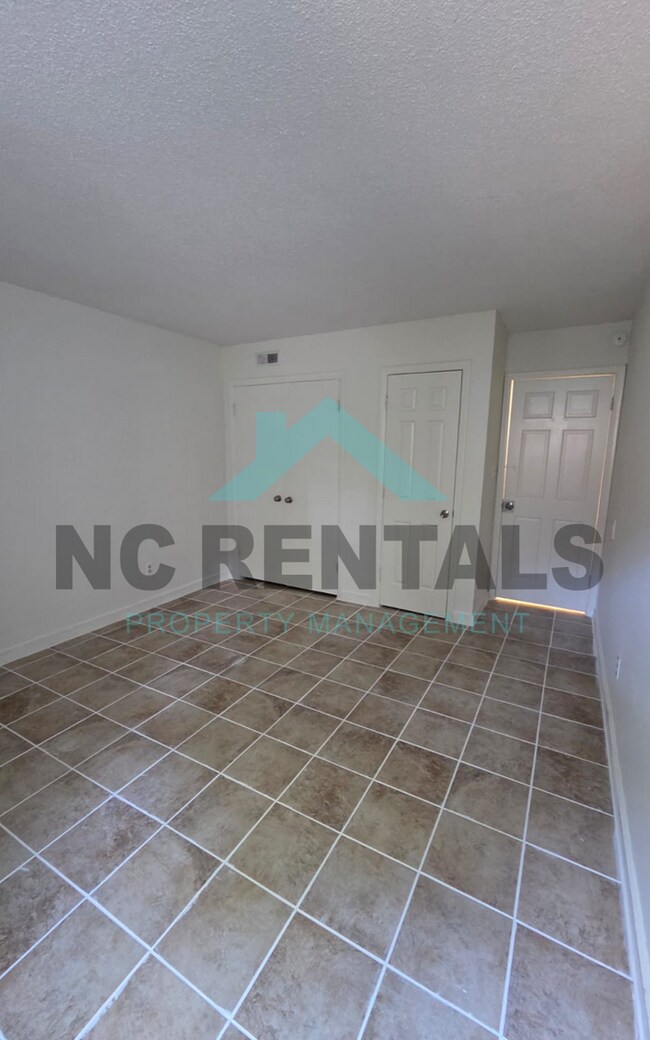 Building Photo - 7000 Longstreet Dr