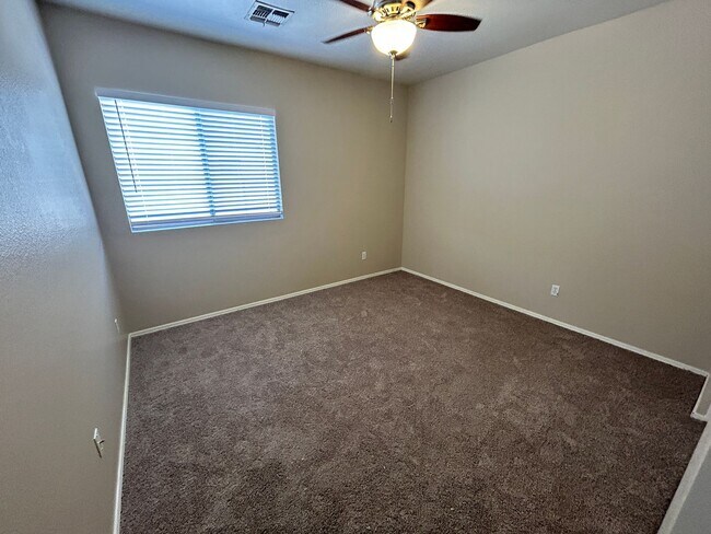 Building Photo - Spacious single story Peoria stunner w/New...