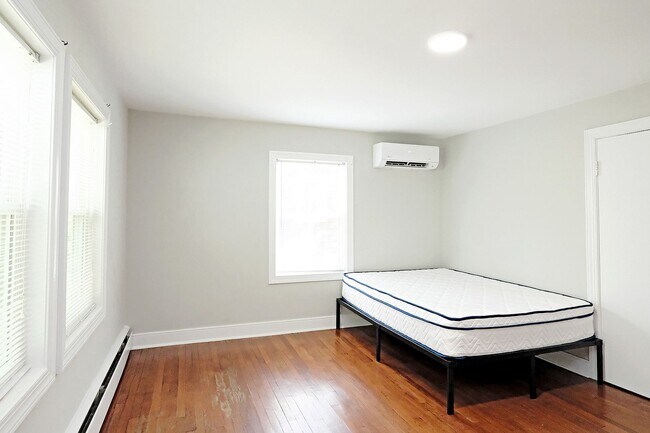 Building Photo - Updated, Pet-Friendly Fry's Spring Duplex - Grad Students Are Welcome!