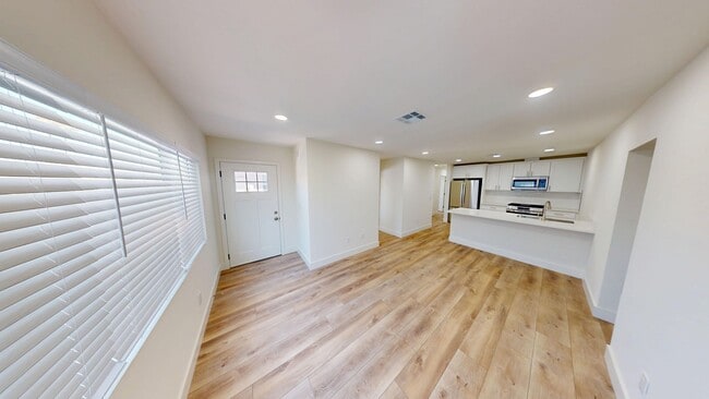 Building Photo - Newly Renovated 5 bedroom house! (Lease ou...