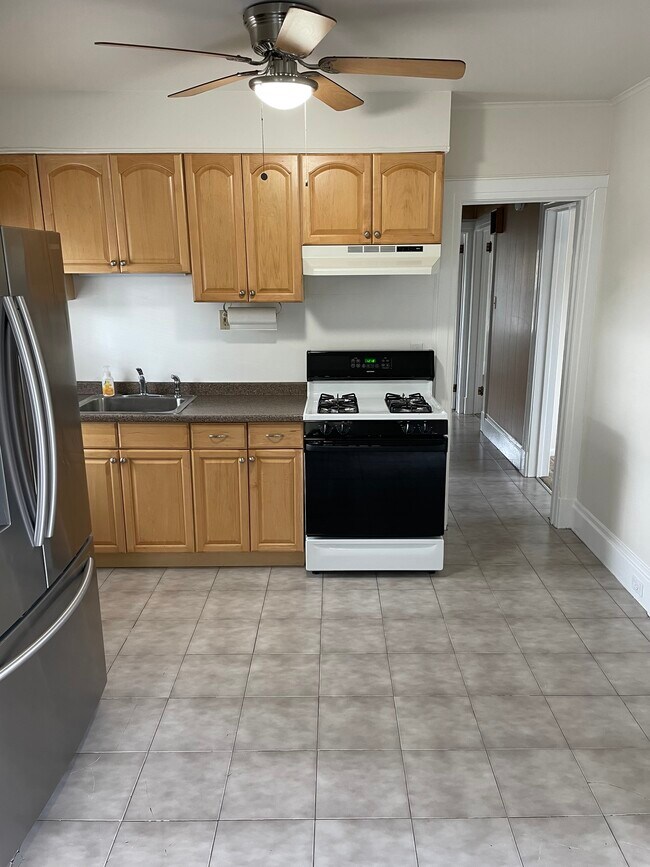 Kitchen - 498 Ringwood Ave