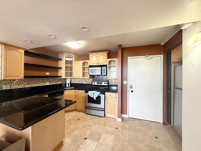 Primary Photo - AVAILALE NOW- SPACIOUS 1 BED/ 1 BA CONDO IN HARBOUR RIDGE!