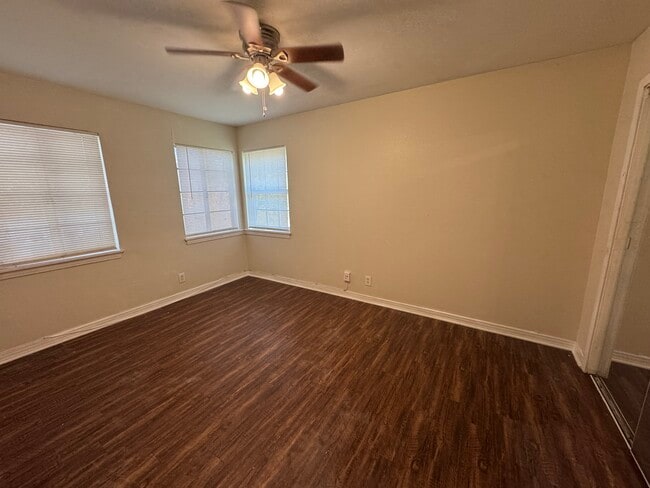 Building Photo - 2212 Sturges Dr