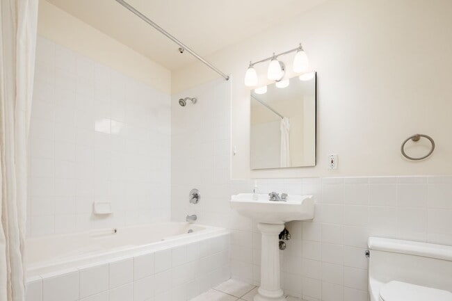 Building Photo - 475 W 12th Ave