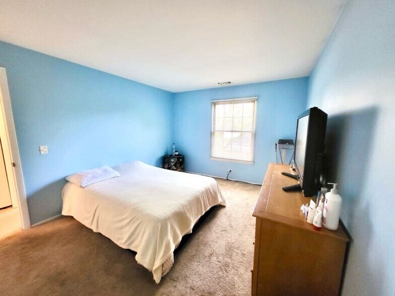 Building Photo - 1054 Deerpath Ct