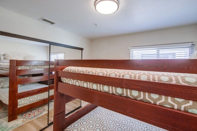 Building Photo - Steps From The Beach w/ All Utilities Included Available Jan - May 2025