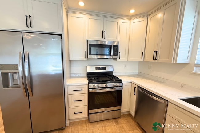 Building Photo - Recently Remodeled 3 Bedroom Corner Home i...
