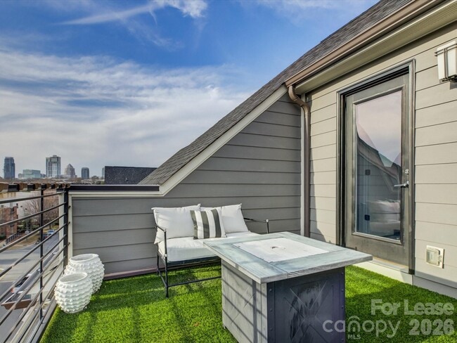 Building Photo - 11015 Stetler St