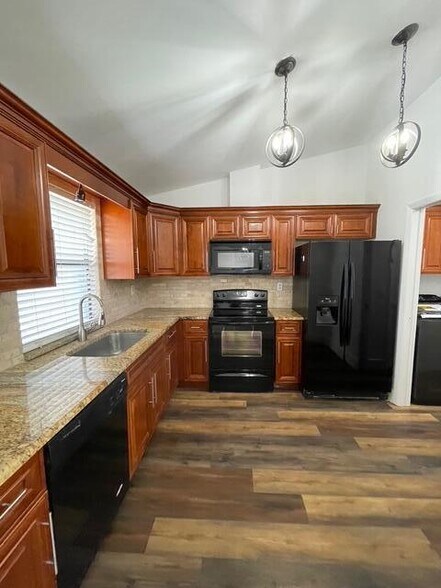 Building Photo - 800 Kintyre Ct