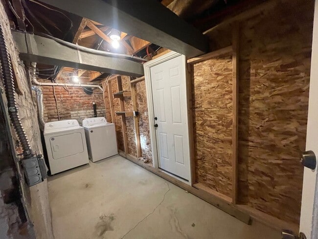 Building Photo - Killer Location w/ Utilities Included!