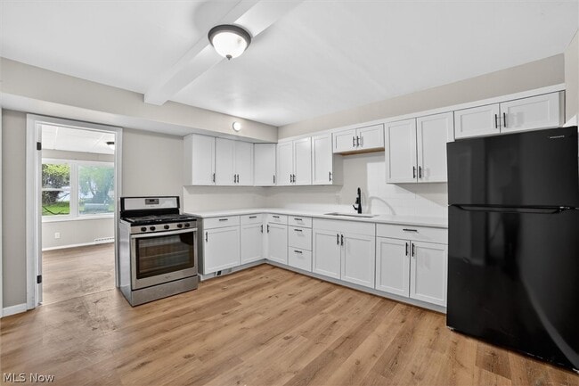 Building Photo - 681 E 258th St