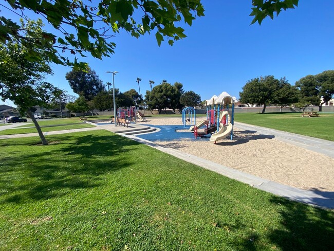 Building Photo - Two Bedroom Huntington Beach Townhouse w/ ...