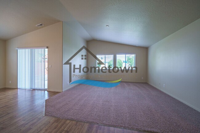 Building Photo - 3 Bedroom 2 Bathroom Home with Attached 2 ...