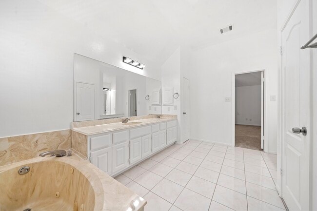 Building Photo - 2406 Parkwood Ln