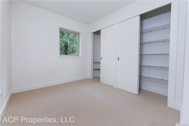 Building Photo - 4 br, 2 bath House - 931 W Lake Samish Dr.