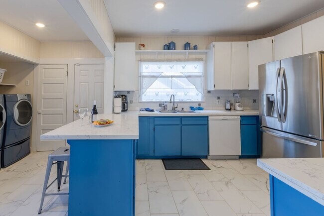 Building Photo - 640 S Columbia St