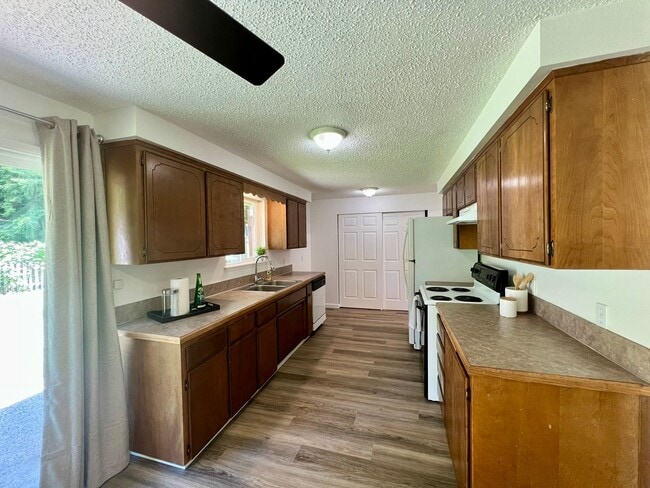Building Photo - (#724) Duplex Near Squaxin Park - Water/Se...