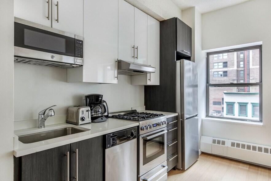 Building Photo - 360 W 34th St.