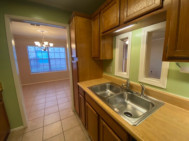 Kitchen with all stainless appliances updated in past 4 years - 400 W South Town Dr