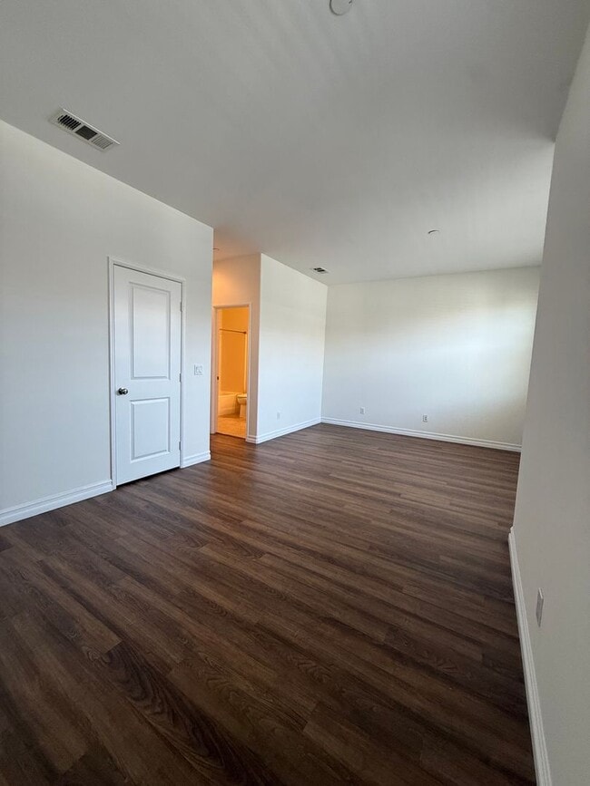 Building Photo - 2 Bedroom, 2.5 Bath Tri-level townhouse in Signal Hill
