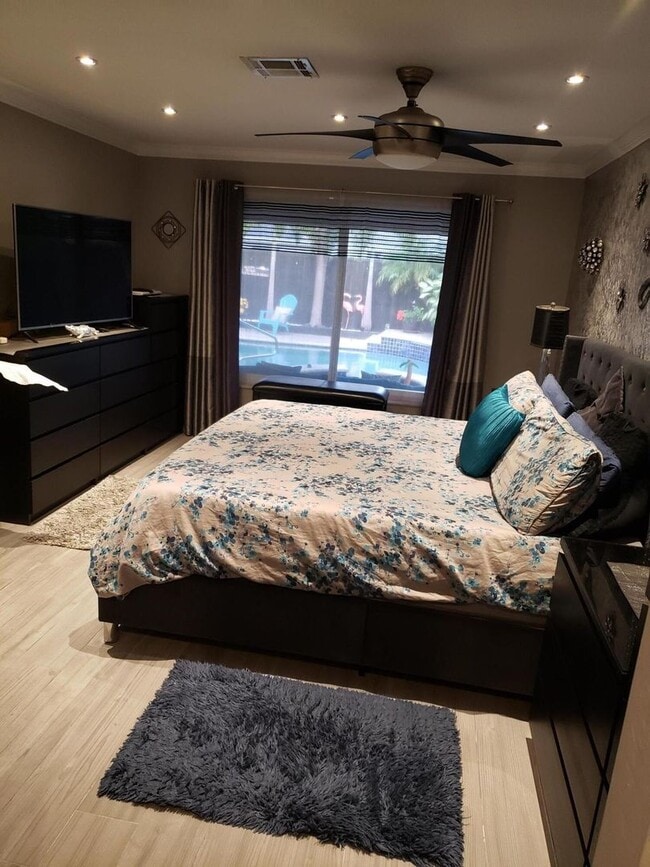 Building Photo - 1402 SW 25th Ave