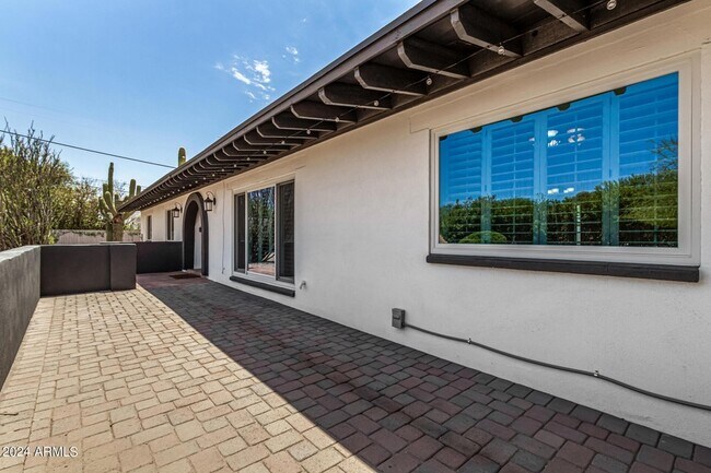 Building Photo - 7667 E Cactus Rd
