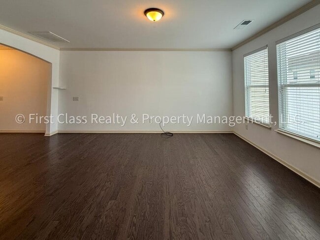 Building Photo - 565 Park View Drive