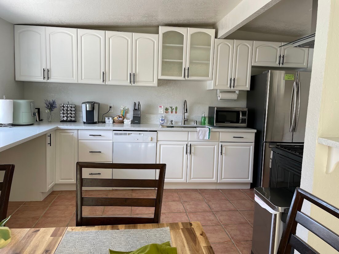 Building Photo - 915 N Holly St