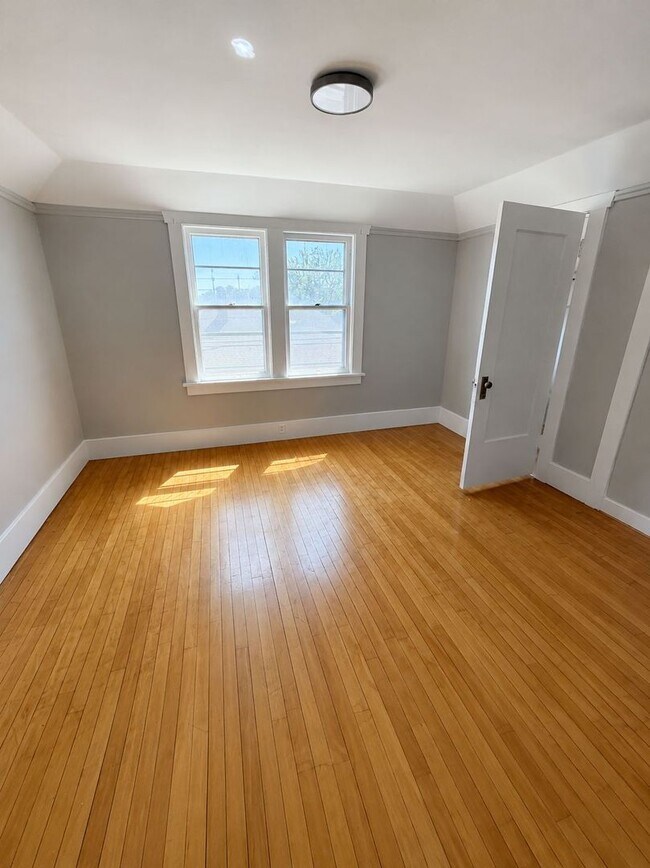 Building Photo - Beautiful home for rent in the heart of Moline