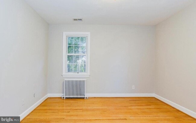 Building Photo - 10613 Brunswick Ave