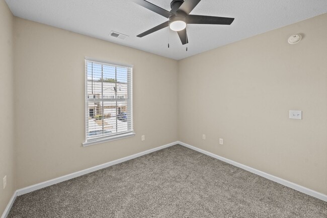 Building Photo - Thoughtfully Designed 4BR Home in The Commons with Open Floor Plan