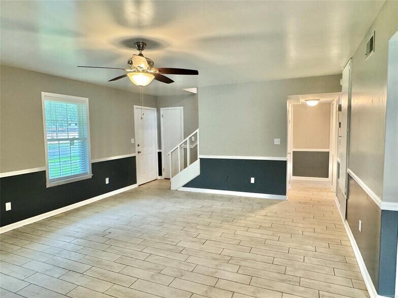 Building Photo - 697 Chatsworth Dr