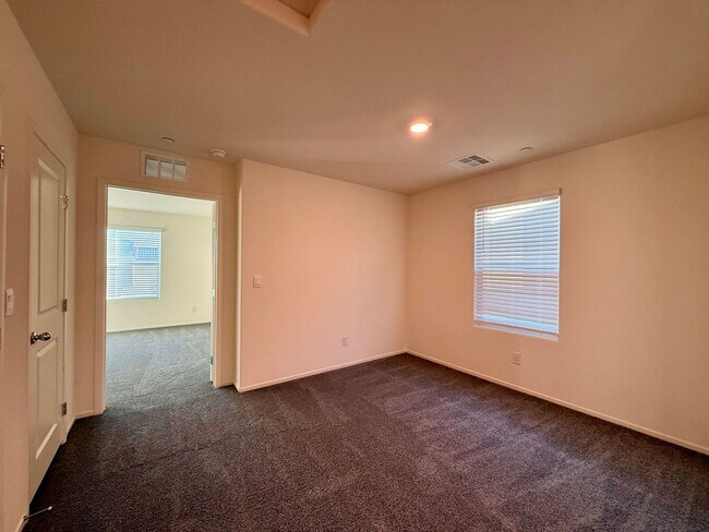 Building Photo - New Townhome for Rent in the Highly Desirable Southwest Area!