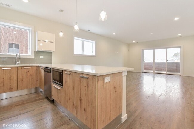 Building Photo - 3326 W Irving Park Rd