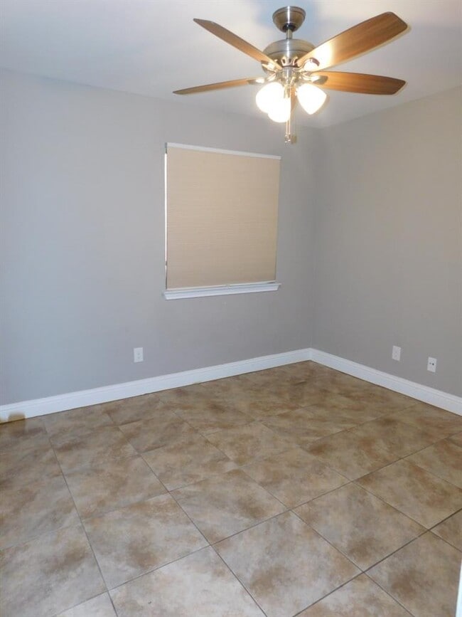 Building Photo - 1604 Summer Creek Ct