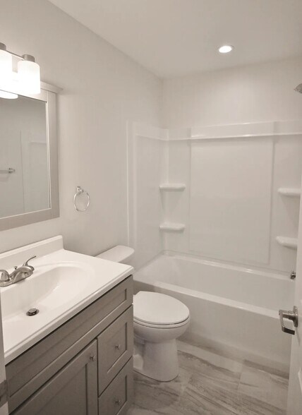 Building Photo - 37 Pine St