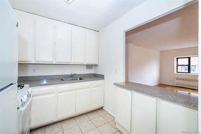 Building Photo - 15 Lake St