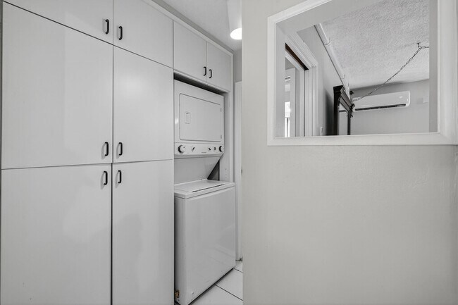 Building Photo - 2624 NE 30th Pl