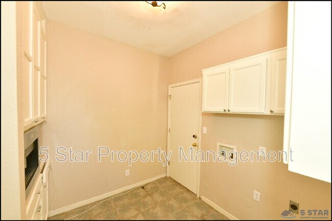 Building Photo - 6598 Eagle Ridge Dr
