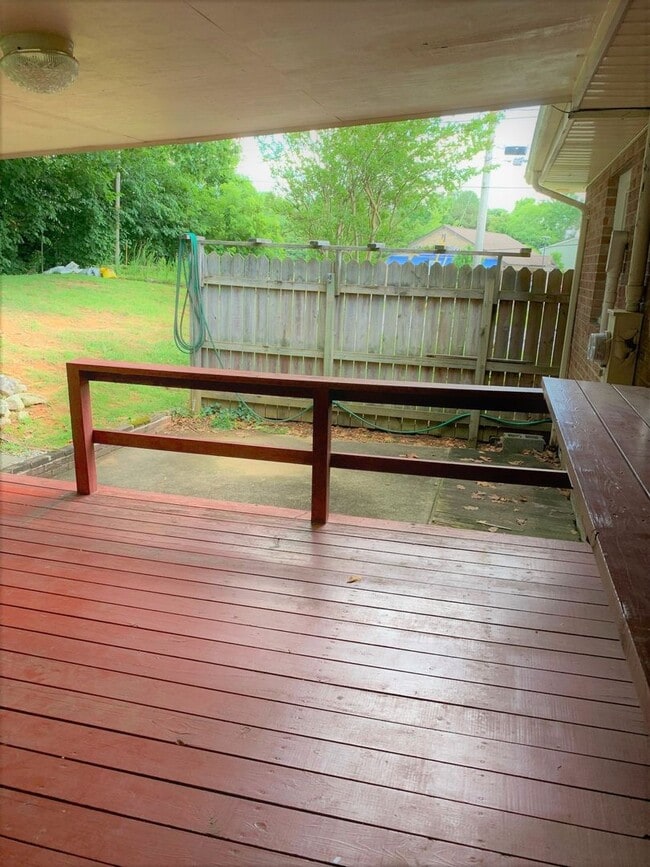 Building Photo - 3 Bedroom / 2 Bath Brick Home Johnson City...