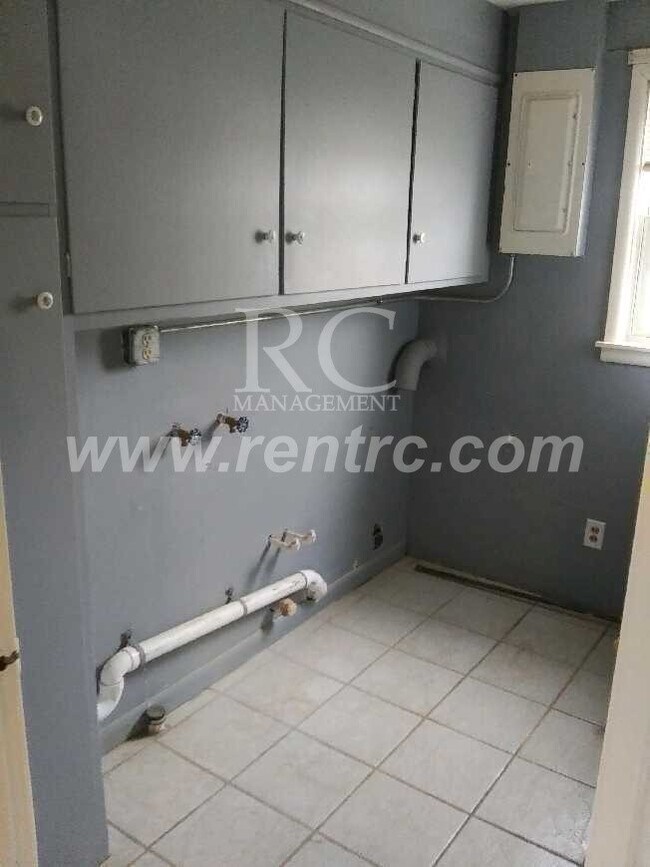 Building Photo - 905 Sprague-