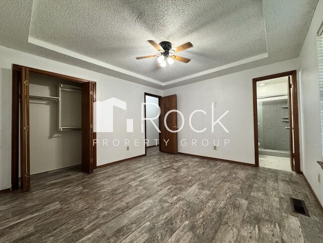 Building Photo - 3 Bedroom, 2 bath, 2 car garage home avail...