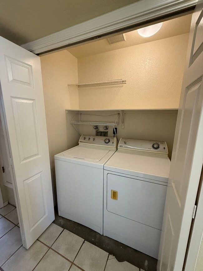 Building Photo - 2 Bedroom, 1 Bath Unit Available Now!