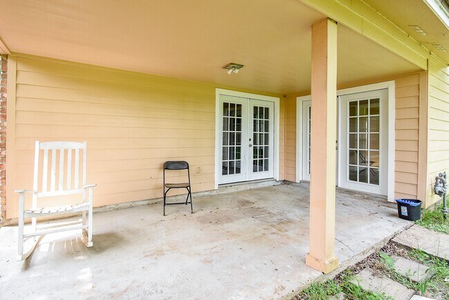 Building Photo - 2110 Hilton Head Dr